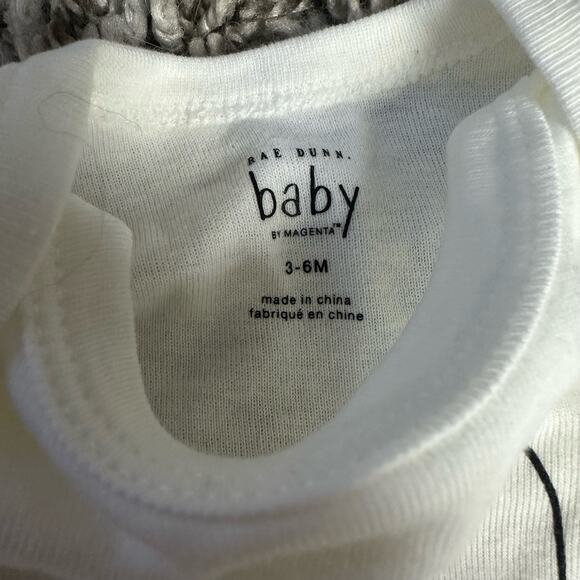 Rae Dunn Hello World Onesie Bodysuit Hat Set Baby Boy Girl 3-6 Months - Picture 5 of 6